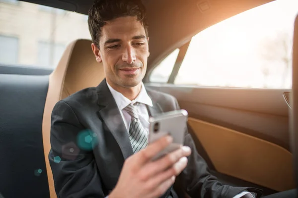 Бизнесмен Использует Свой Мобильный Телефон Заднем Сиденье Автомобиля — стоковое фото
