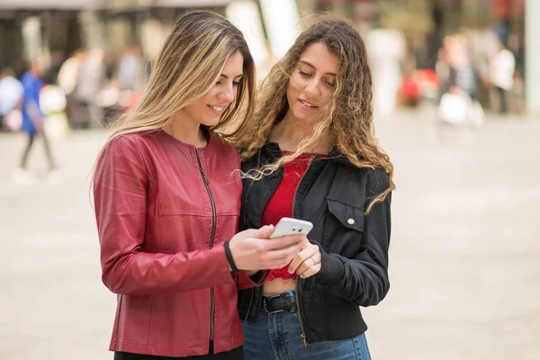 Amigos Sonrientes Tomando Una Foto Juntos — Foto de Stock