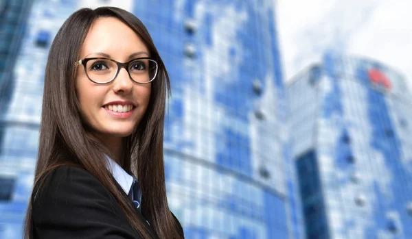 Business Jonge Lachende Zakenvrouw Buiten Een Moderne Stad Setting — Stockfoto