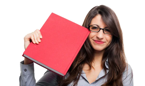 Retrato Uma Mulher Óculos Segurando Livro Vermelho — Fotografia de Stock