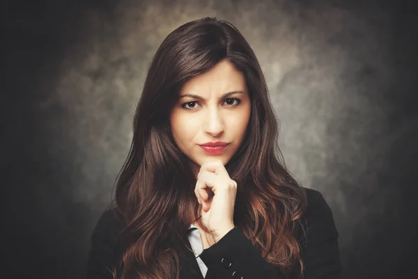 Retrato Una Hermosa Joven Pensando Aislada Sobre Fondo Gruñón —  Fotos de Stock