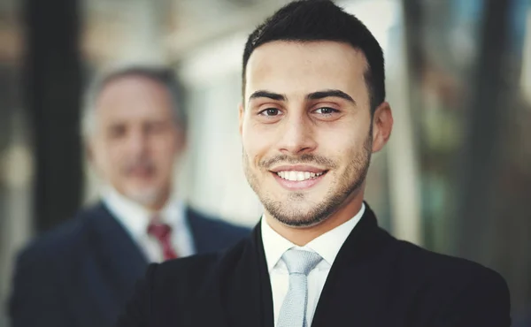 Geschäftspartner Lächeln Blicken Die Kamera — Stockfoto
