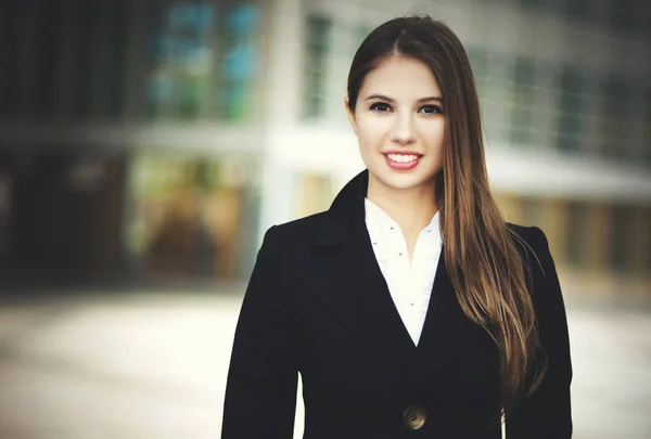 Portrait Une Jeune Femme Affaires Souriante Dans Ville — Photo