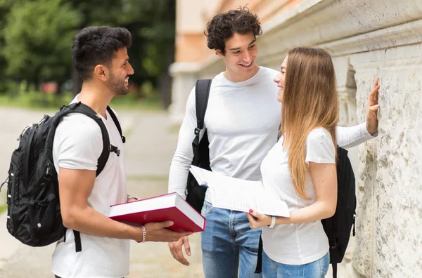 Tre Studenti Che Parlano All Aperto Cortile Del College — Foto Stock