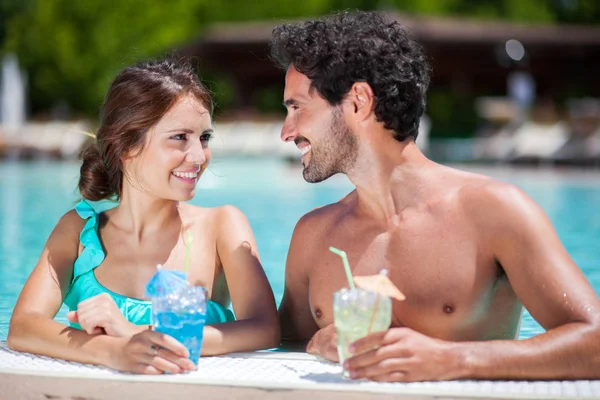 Portrait Beau Jeune Couple Dégustant Cocktail Bord Piscine — Photo