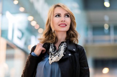 Gülümseyen kadın alışveriş merkezi