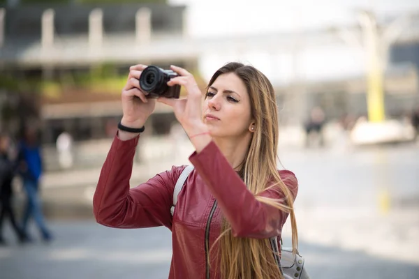 Jonge Vrouw Met Behulp Van Een Spiegelbox Camera — Stockfoto