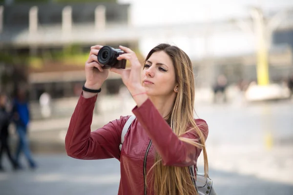 Jeune Femme Utilisant Appareil Photo Sans Miroir — Photo