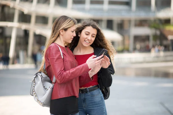 Vrouwelijke Vrienden Met Behulp Van Hun Mobiele Telefoon Samen — Stockfoto