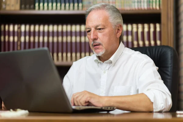 Affärsman Med Sin Laptop Ett Bibliotek — Stockfoto