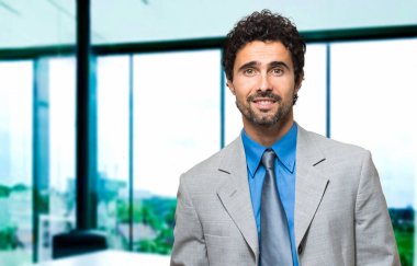 Modern bir ofiste yakışıklı bir işadamının portresi.