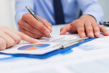 İş halkı finansal analizler yapıyor