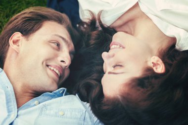 sevgi dolu çift çim üzerinde yalan