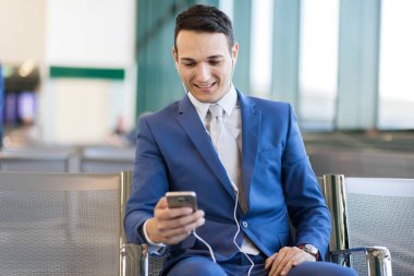 İşadamı telefonda müzik dinliyor
