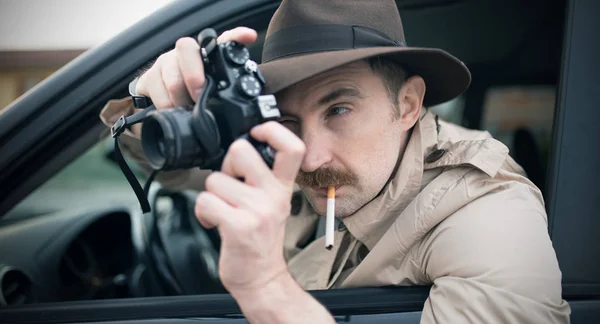间谍或狗仔队摄影师 男人在他的车里用相机 — 图库照片