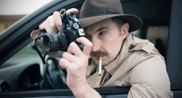 Špion Nebo Paparazziho Fotograf Muž Používající Fotoaparát Autě — Stock fotografie