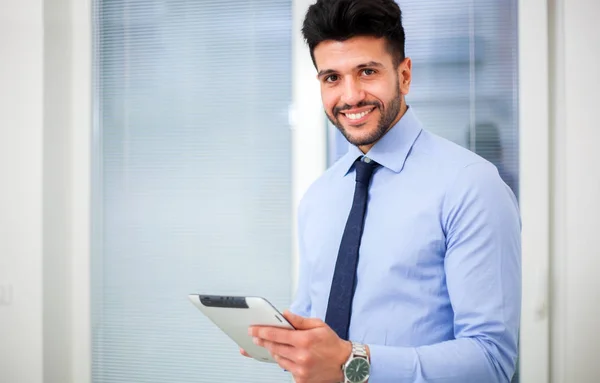 Junger Gutaussehender Geschäftsmann Mit Seinem Touchpad Büro — Stockfoto