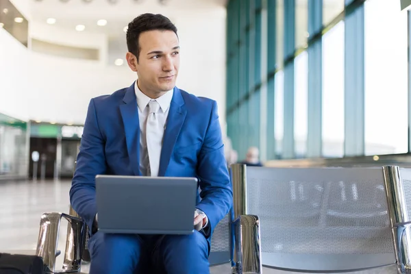 Joven Hombre Negocios Trabajando Con Portátil Aeropuerto —  Fotos de Stock