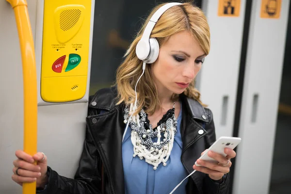 Молодая Девушка Поезда Слушает Музыку — стоковое фото