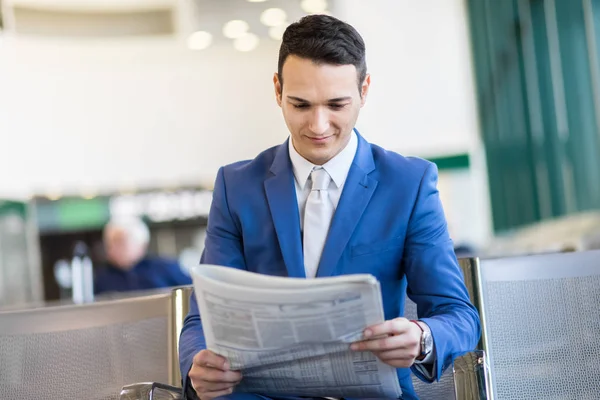 Professionell Vacker Affärs Man Läsa Tidning Och Vila När Sitter — Stockfoto