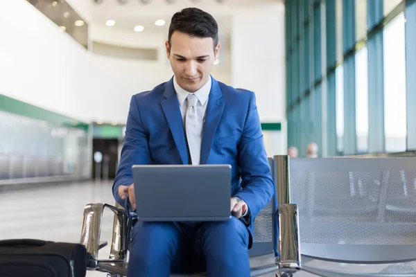 Jeune Homme Affaires Travaillant Avec Son Ordinateur Portable Dans Aéroport — Photo