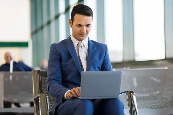 Joven Hombre Negocios Trabajando Con Portátil Aeropuerto —  Fotos de Stock