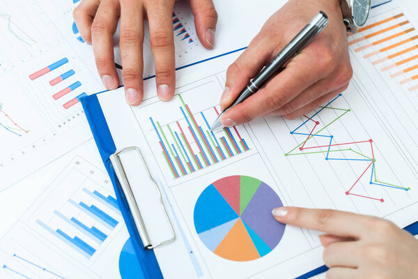 Бизнес-люди делают финансовый анализ
