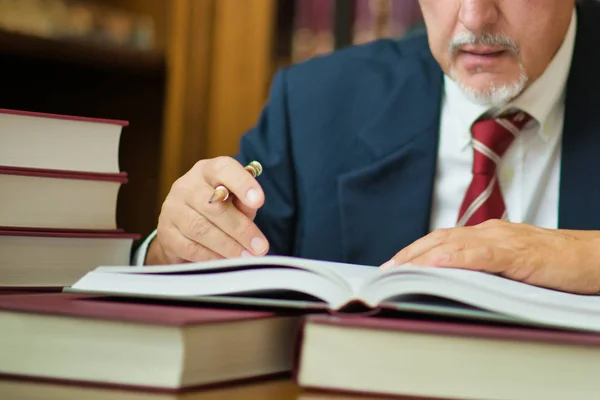 Geschäftsmann Liest Ein Buch — Stockfoto