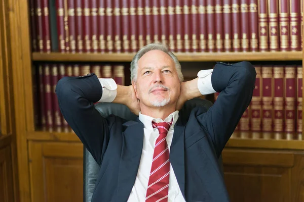 Homme Affaires Senior Relaxant Dans Son Bureau — Photo