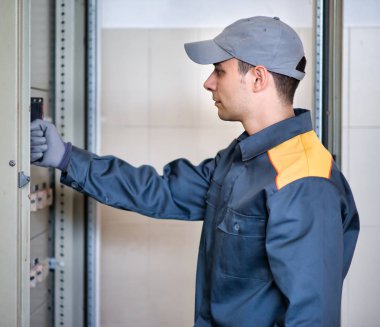 iş yerinde bir elektrikçi portresi