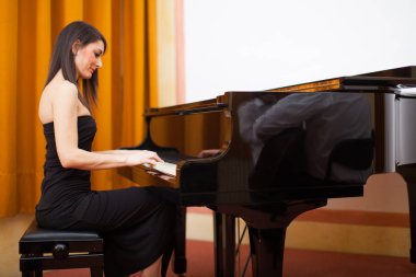 Piyanoçalan gülümseyen kadın