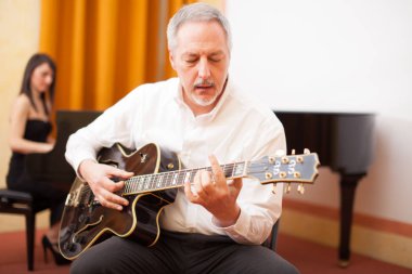 gitarist archtop gitar çalmak