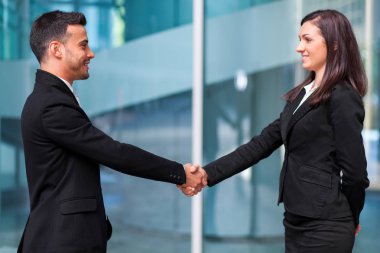 Şehirdeki iş adamları el sıkışıyor.