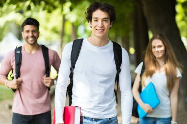 Mutlu öğrenciler açık gülümseyen