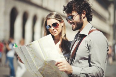 Mutlu turist çift holding harita