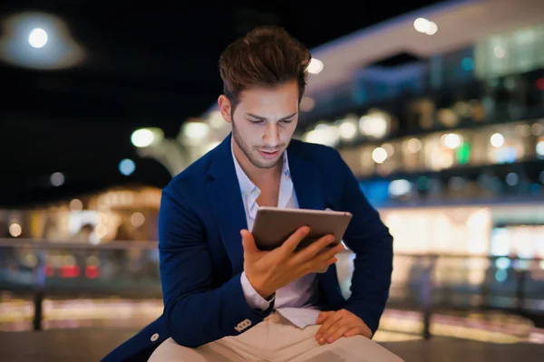 Retrato Del Hombre Usando Tableta Una Ciudad Por Noche — Foto de Stock