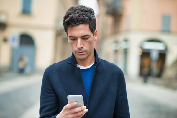 Mannen Som Använder Sin Mobiltelefon Stadsmiljö — Stockfoto