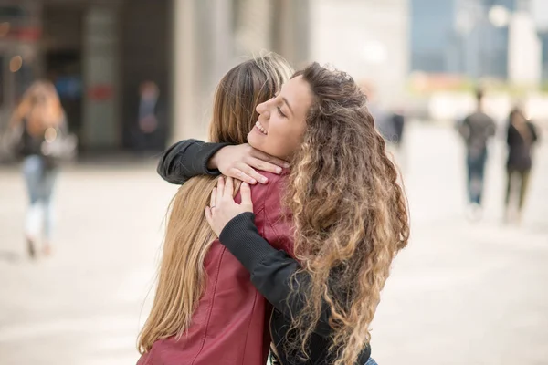 Amigos Femeninos Reunidos Una Ciudad —  Fotos de Stock