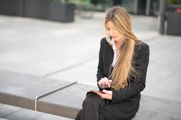 Leende Affärskvinna Med Hennes Tablett — Stockfoto