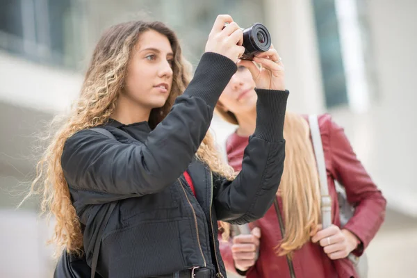 Amigos Femeninos Usando Una Cámara — Foto de Stock