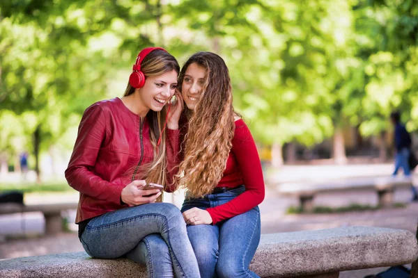 Sonriendo Adolescentes Escuchando Música Juntos Desde Teléfono —  Fotos de Stock