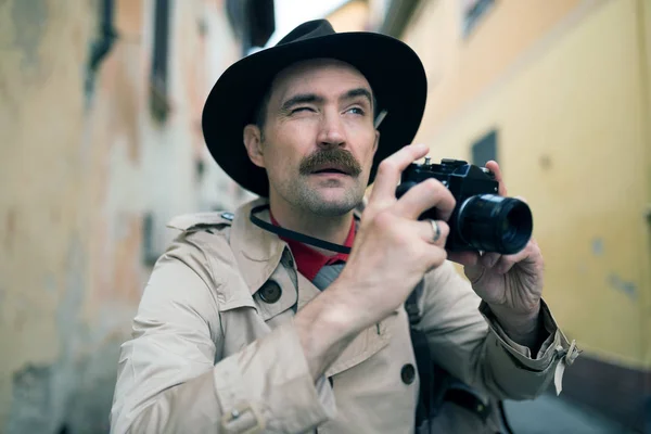 Spy Fotógrafo Paparazzo Homem Usando Câmera Uma Rua Cidade — Fotografia de Stock