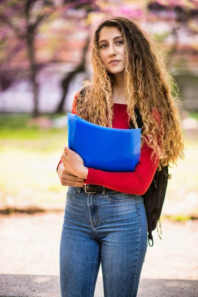 Ung Tonåring Kvinnlig Student Park — Stockfoto