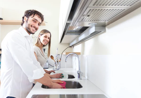 Pareja Joven Fregando Platos Cocina — Foto de Stock