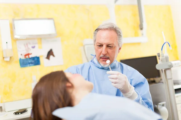 Odontólogo Senior Curando Una Paciente Femenina — Foto de Stock