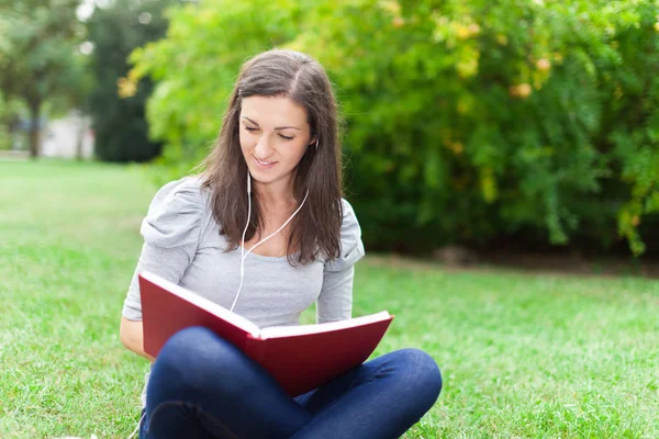 Frau Liest Park Ein Buch — Stockfoto