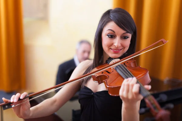 年轻的音乐家妇女拉小提琴 — 图库照片
