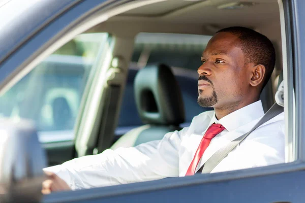 Africano Homem Dirigindo Seu Carro Uma Cidade — Fotografia de Stock