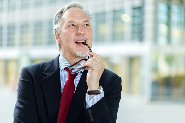 Nachdenkliches Geschäftsmann Porträt Der Stadt — Stockfoto