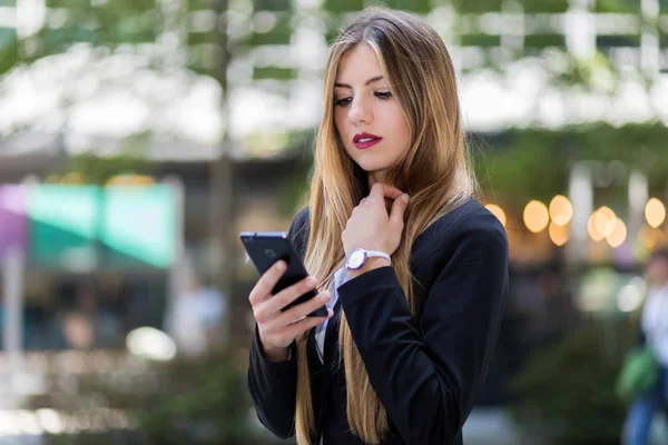 Młoda Kobieta Interesu Pomocą Jej Smartfon Przeglądania Zawartości Sieci Web — Zdjęcie stockowe